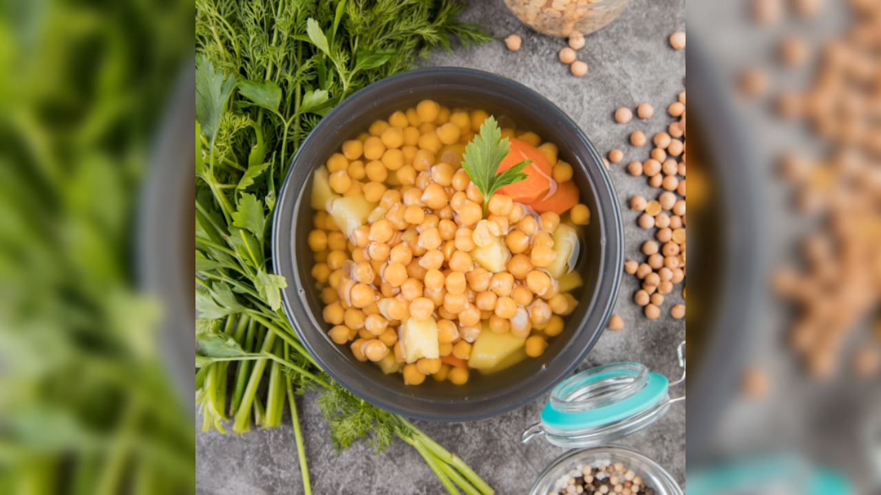 4. Chickpeas / Chole (19g protein per 100g)- Boiled chickpeas close-up.