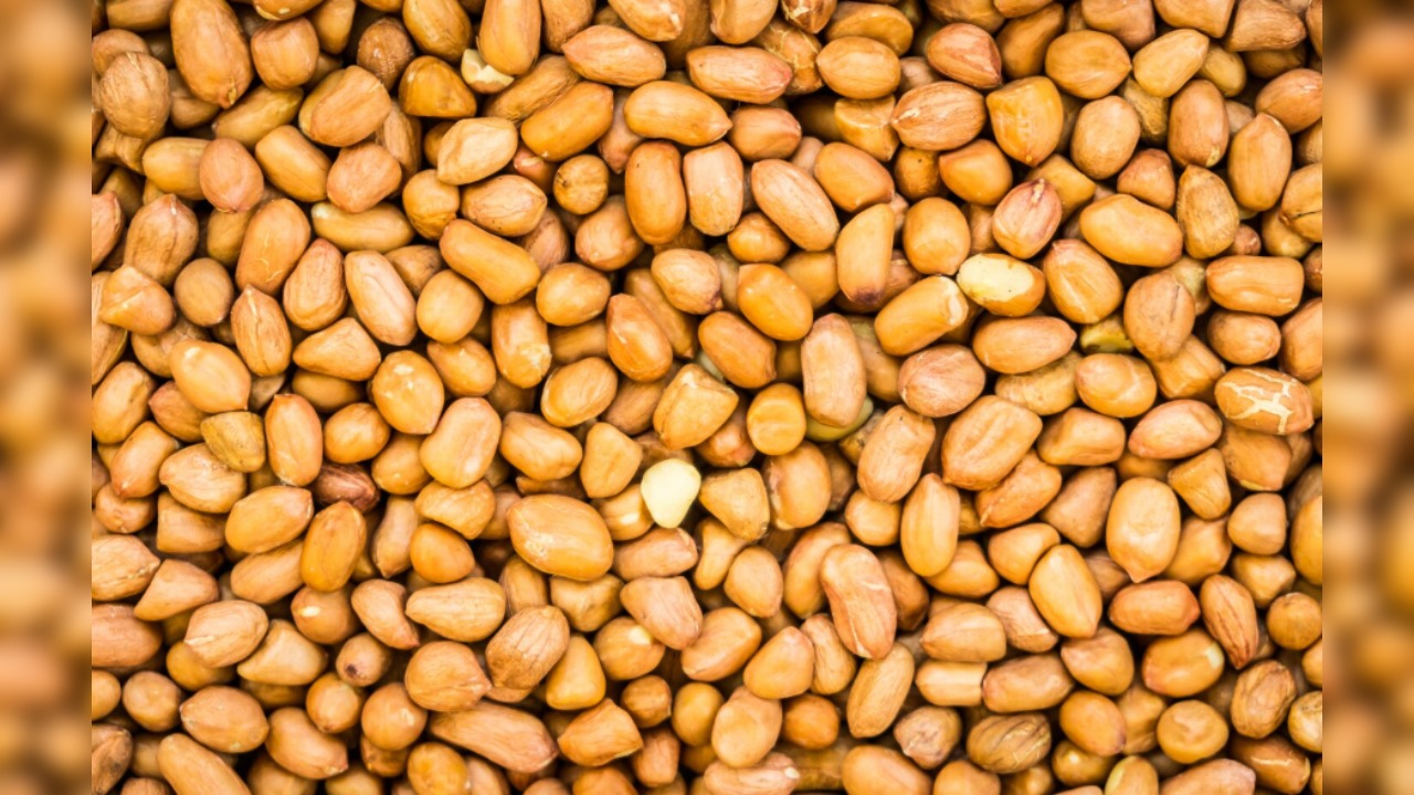 5. Peanuts (26g protein per 100g)- Peanuts in a rustic bowl.