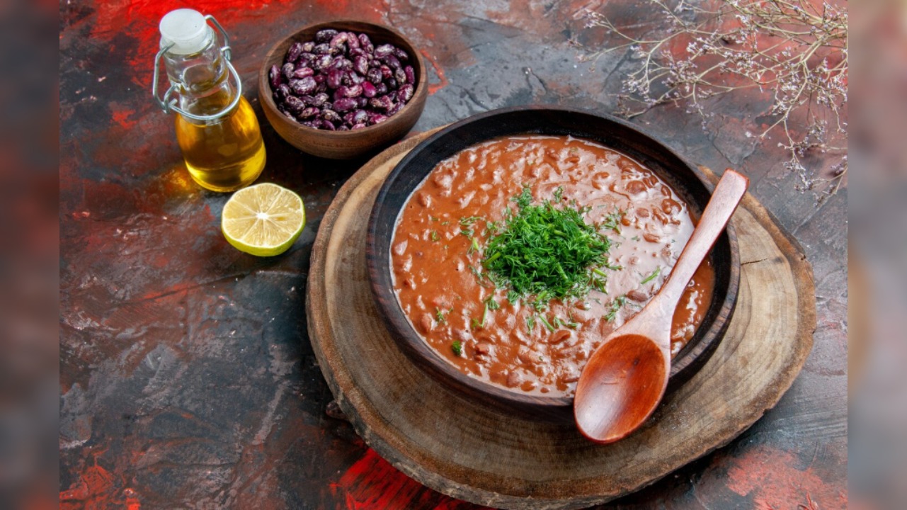 7. Rajma (24g protein per 100g)- Rajma beans + rajma curry top view.