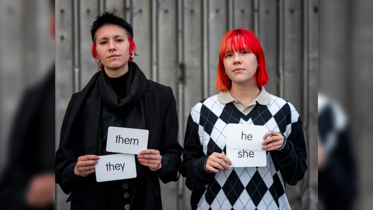  Gender dysphoria refers to the discomfort a person may feel when their gender identity does not align with the sex assigned at birth. It is important to note that this is not a disease, but a recognized psychological and social condition. 