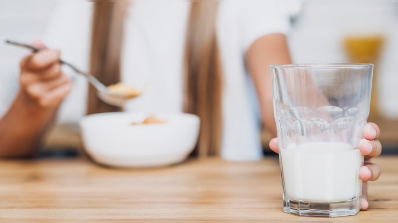 Drinking warm milk with half a teaspoon of turmeric at night is traditionally believed to support gut health due to turmeric’s natural antibacterial properties. 