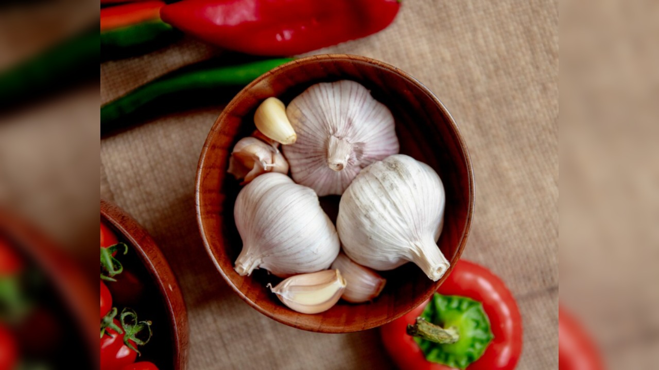 Raw Garlic: Chewing 2–3 small garlic cloves on an empty stomach in the morning may help improve digestion and support the body’s natural defense against parasites. 