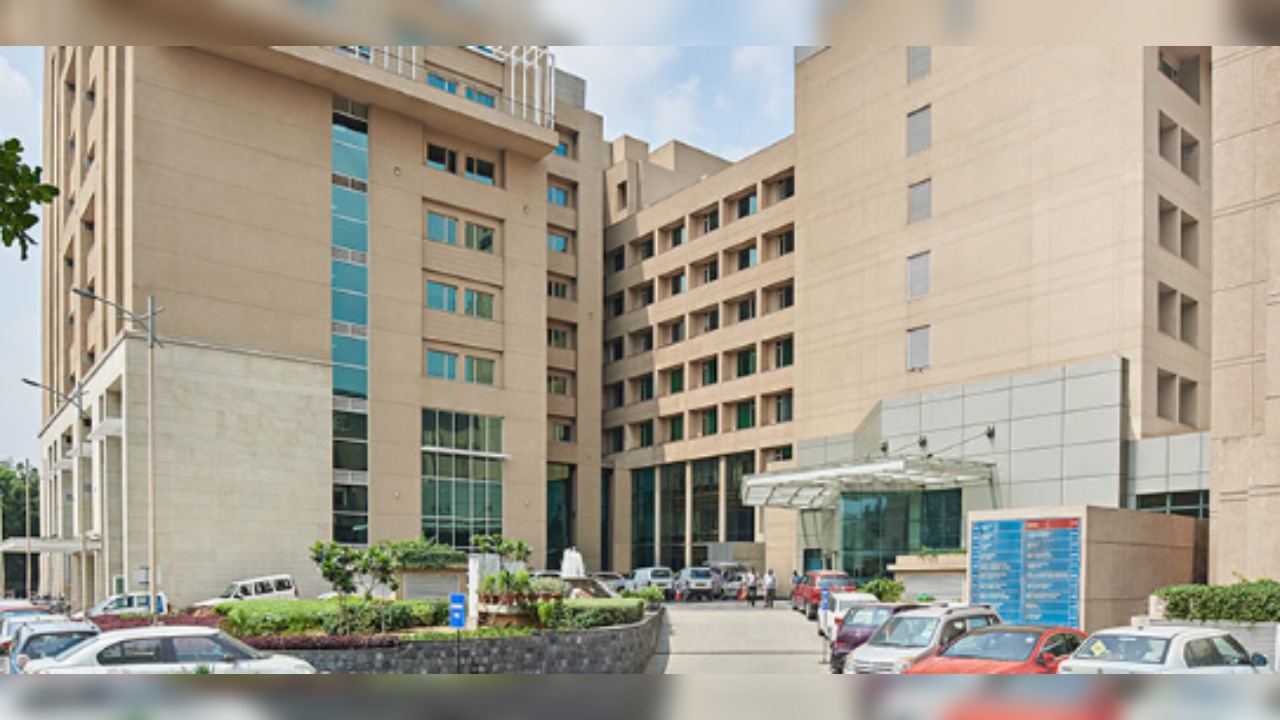 2. Rajiv Gandhi Cancer Institute, Rohini One of Asia’s largest cancer hospitals with modern oncology facilities. 