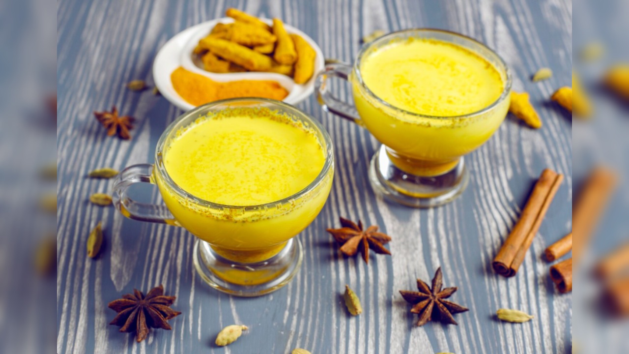 5. Turmeric milk boosts immunity and protects lungs from damage.