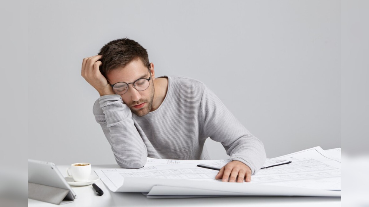 Persistent Tiredness- Feeling constantly low on energy in winter isn’t always normal. Continuous tiredness may signal underlying issues like anemia, thyroid imbalance, or vitamin deficiency.