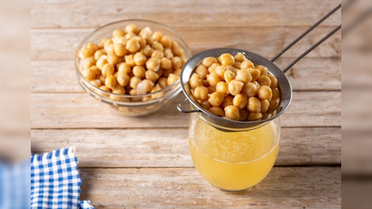 Boiled chickpeas (chana) are rich in protein, fiber, and complex carbs, helping you stay full longer and reducing overall calorie intake.
