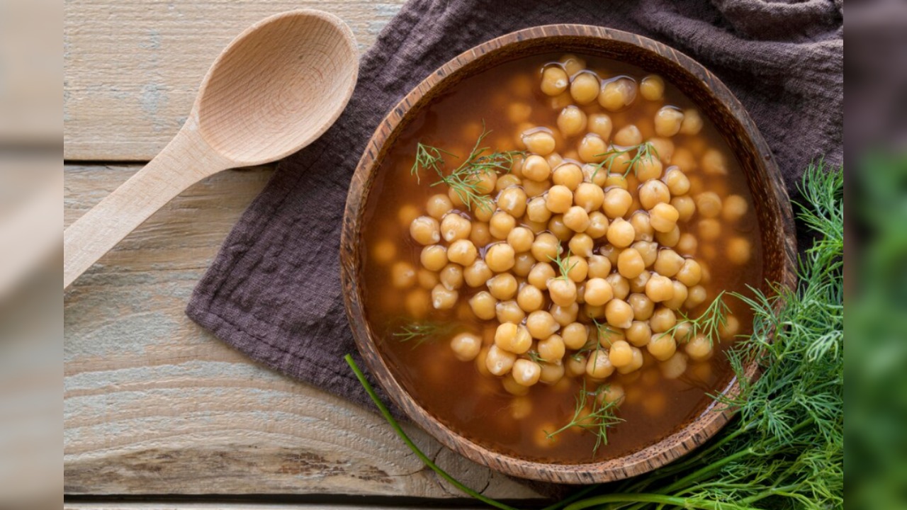 The high protein and fiber in boiled chana support appetite control and better weight-loss results. 
