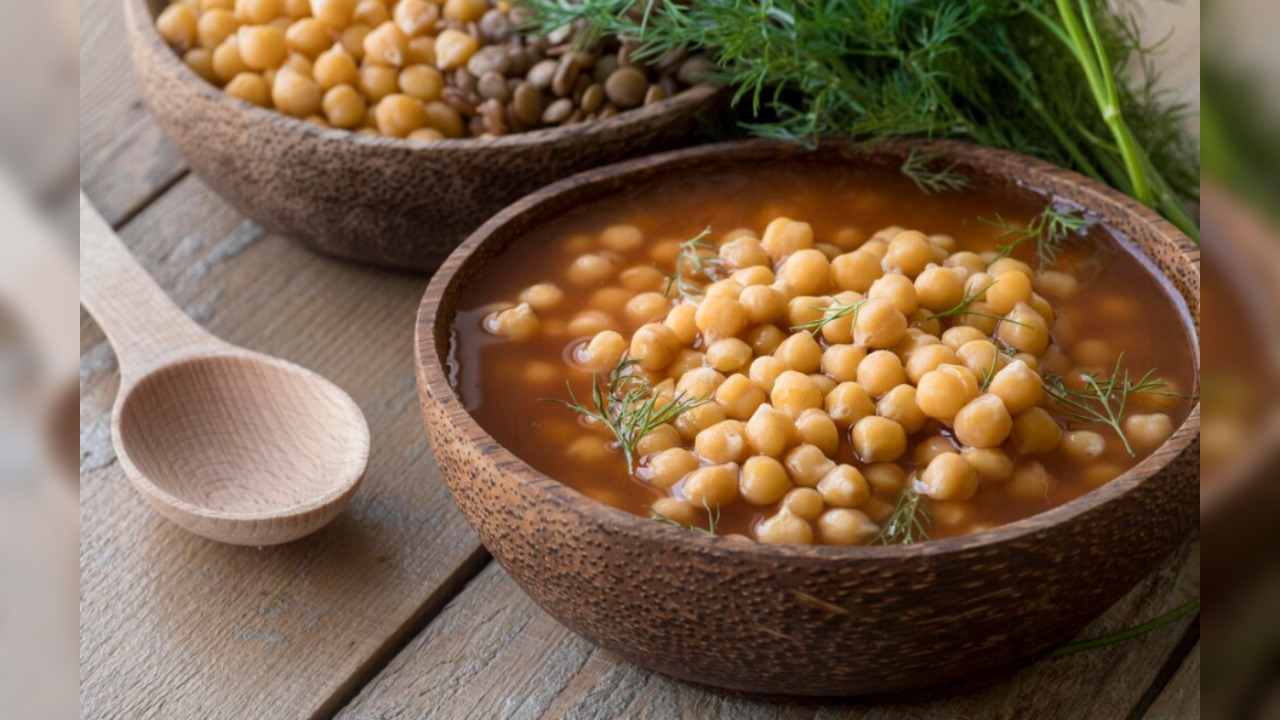 Chickpeas also have a low glycemic index, supporting stable blood sugar and steady energy levels. 